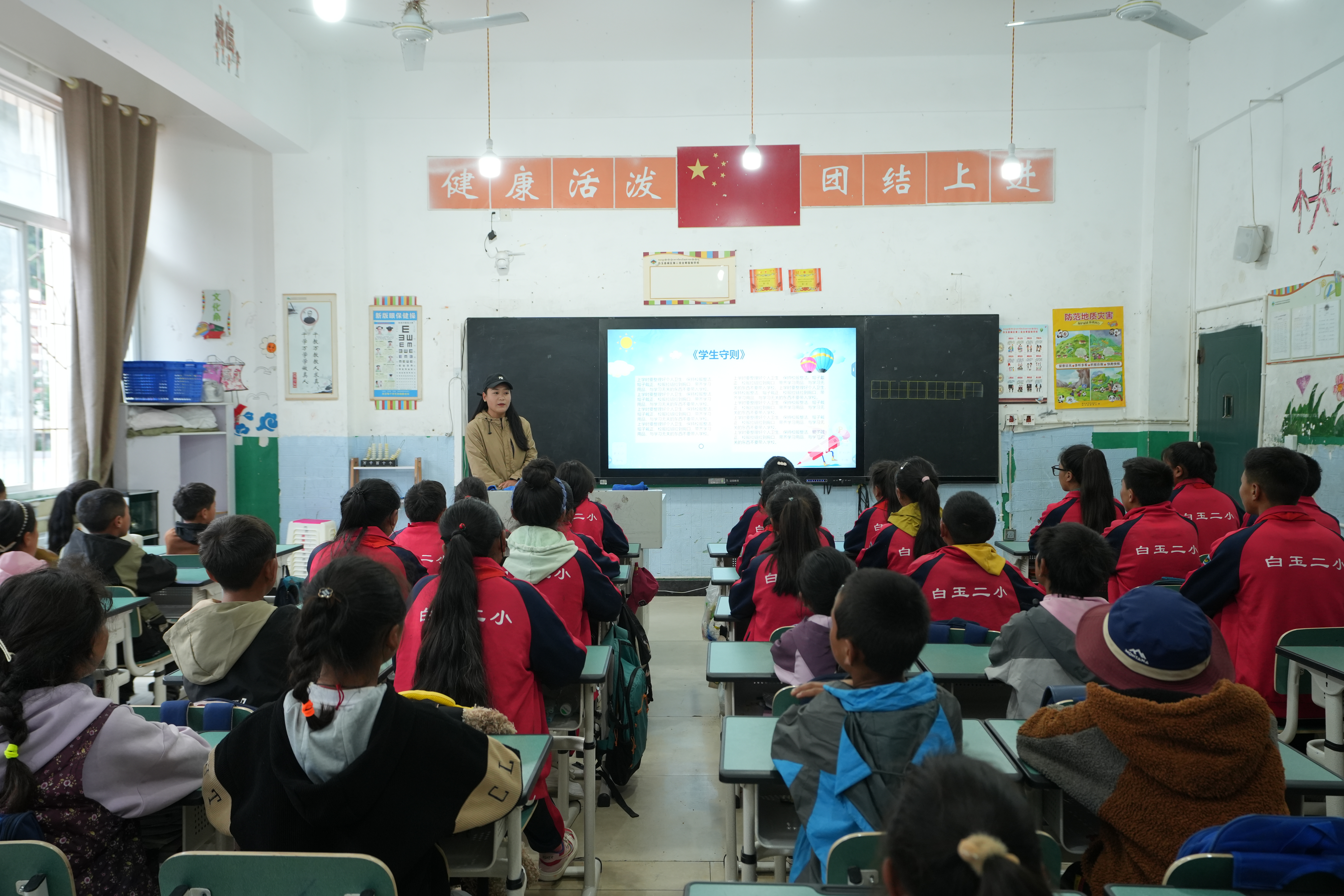 捐建白玉縣電教室，改善基礎(chǔ)教學(xué)條件